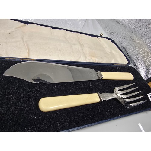 208 - A good quality cased fish serving set by Lewis Rose & Co Sheffield. The sets in good clean looked af... 
