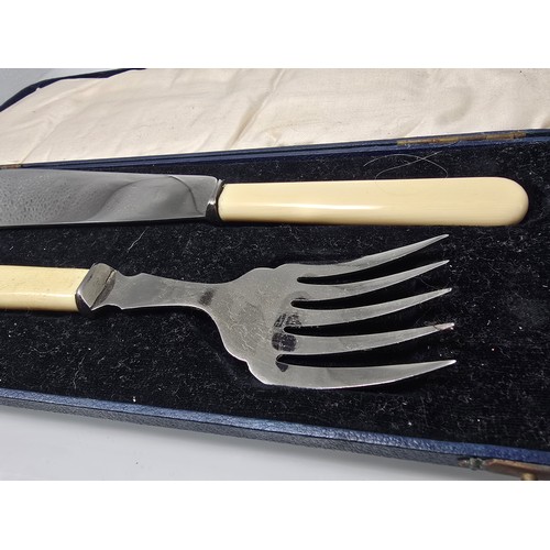 208 - A good quality cased fish serving set by Lewis Rose & Co Sheffield. The sets in good clean looked af... 