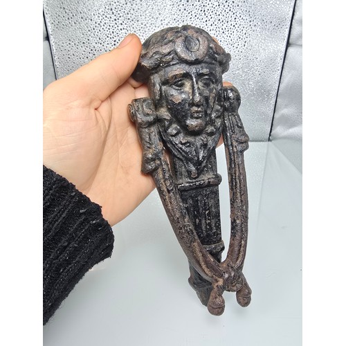 210 - 3x good collectables, to include a large heavy cast iron door knocker featuring stylized head of the... 