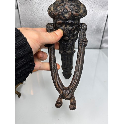210 - 3x good collectables, to include a large heavy cast iron door knocker featuring stylized head of the... 