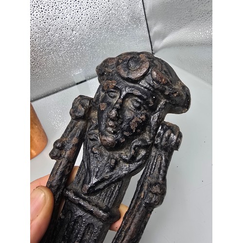 210 - 3x good collectables, to include a large heavy cast iron door knocker featuring stylized head of the... 