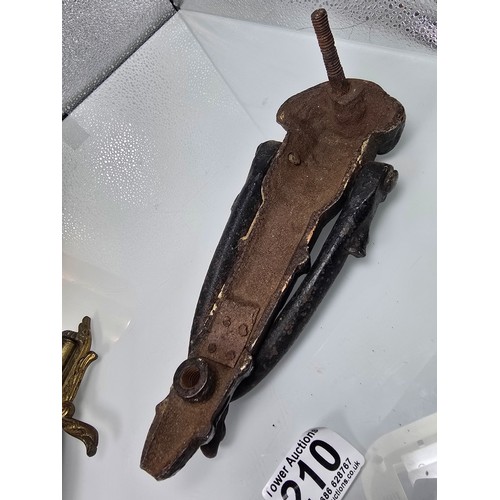 210 - 3x good collectables, to include a large heavy cast iron door knocker featuring stylized head of the... 