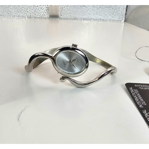 A brand new and boxed ladies quartz wristwatch by Figaro, the watch has ...