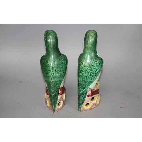 120 - A pair of Chinese famille verte parrots, 20th century, 23cm Condition: Good condition... 