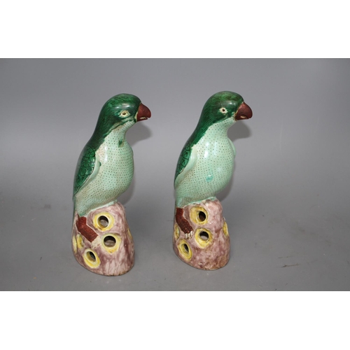 120 - A pair of Chinese famille verte parrots, 20th century, 23cm Condition: Good condition... 