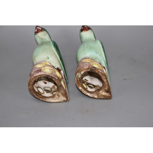 120 - A pair of Chinese famille verte parrots, 20th century, 23cm Condition: Good condition... 