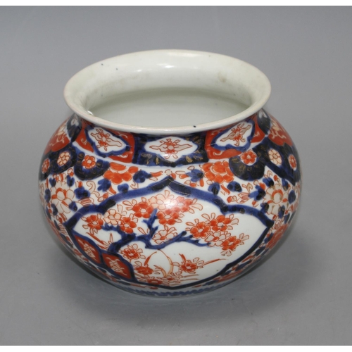 23 - A Japanese Imari jardiniere, height 13.5cm Condition: Wear to the gilding and a star crack to the ba... 