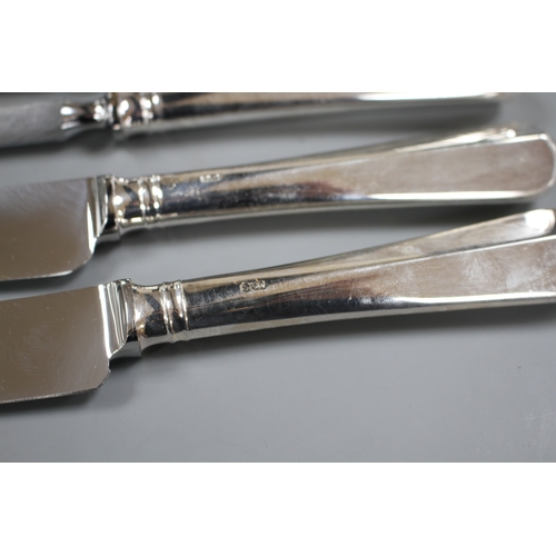 198 - A modern 4 piece silver handled carving set, Mappin & Webb, Sheffield, 1996, one other silver pistol... 