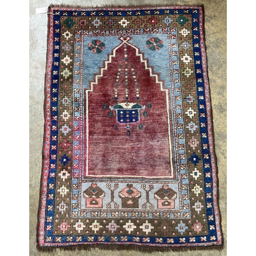 1047 - A Turkish prayer rug, 134 x 94cm