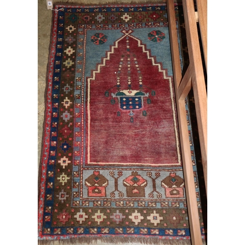 1047 - A Turkish prayer rug, 134 x 94cm
