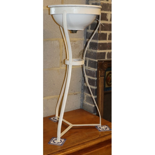 1114 - A painted wrought iron wash stand, H.84cm