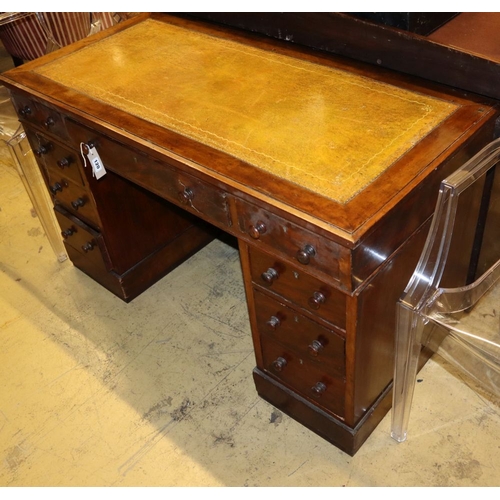 1120 - A Victorian mahogany pedestal desk, W.118cm, D.55cm, H.71cm