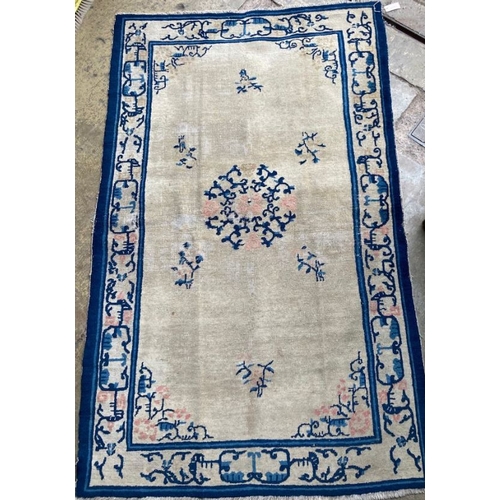 1165 - A Chinese rug, 200 x 126cm