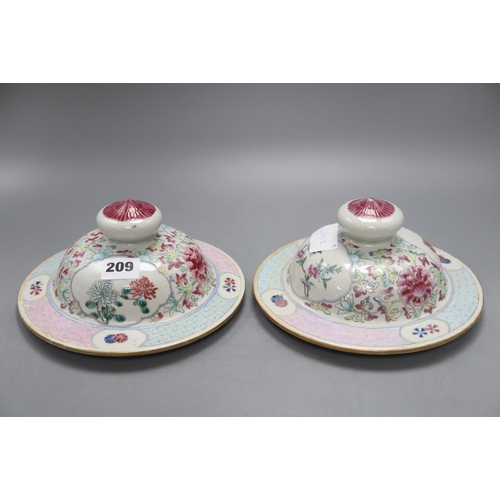 1209 - A pair of late 19th century Chinese famille rose covers, diameter 20.5cm