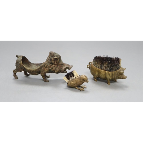 1221 - A bronze wild boar pen wipe and a pig and chick pen wipe, longest 12.5cm