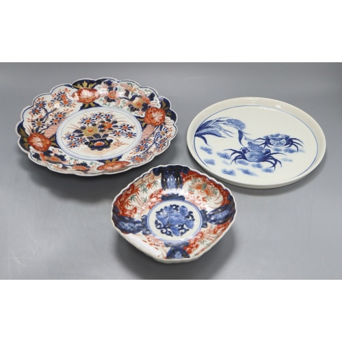 1225 - A Chinese blue and white 'crab' dish and two Imari dishes, largest diameter 25cm