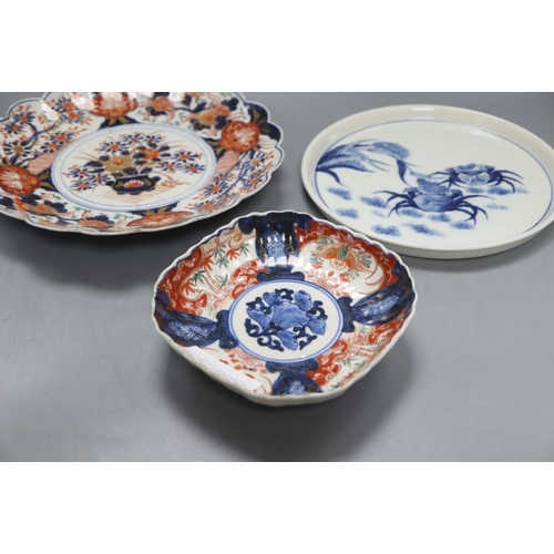 1225 - A Chinese blue and white 'crab' dish and two Imari dishes, largest diameter 25cm