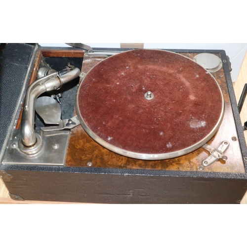 1240 - A travelling gramophone