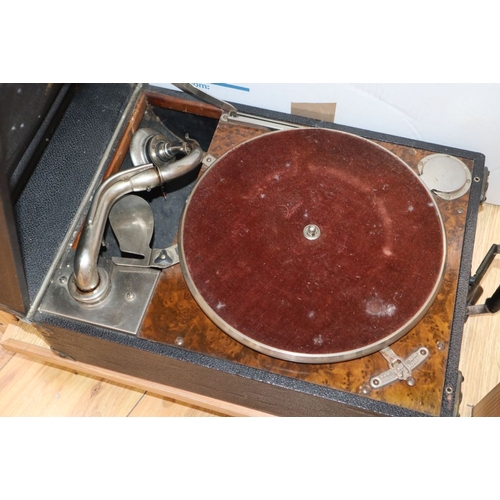 1240 - A travelling gramophone