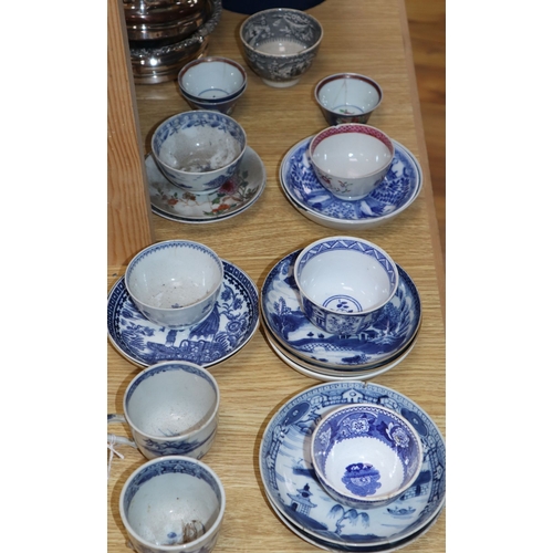 1258 - A quantity of Chinese ceramic tea bowls and saucers