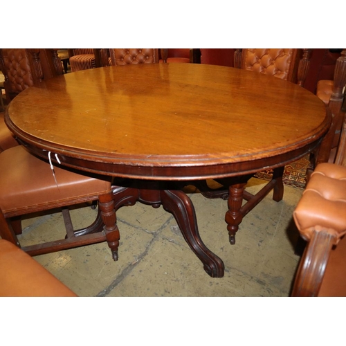 44 - A Victorian oval mahogany loo table, W.142cm, D.100cm, H.66cm