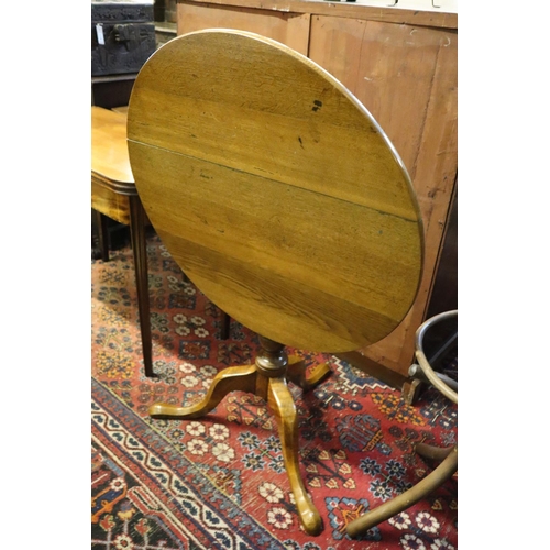 21 - A George III oak circular tilt-top occasional table, diameter 80cm, height 74cm