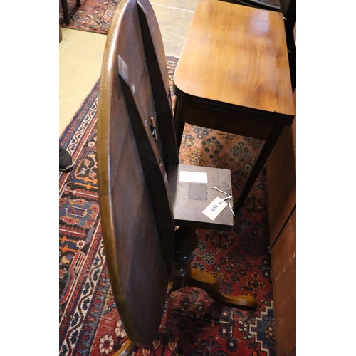 21 - A George III oak circular tilt-top occasional table, diameter 80cm, height 74cm