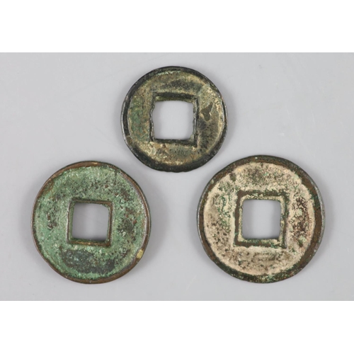 109 - China, 3 Ancient round bronze coins, Three Kingdoms (AD 221-280), comprising a Kingdom of Shu (AD 22... 