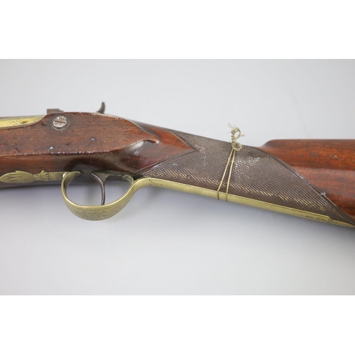 25 - A late 18th century brass barrelled flintlock blunderbuss, by Jones, with chequered mahogany stock, ... 