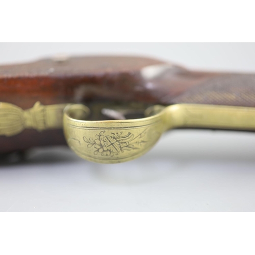 25 - A late 18th century brass barrelled flintlock blunderbuss, by Jones, with chequered mahogany stock, ... 