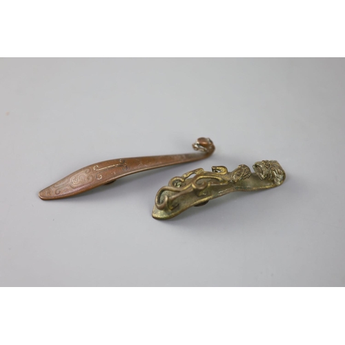 290 - A Chinese archaistic silver and copper inlaid bronze belt hook and a bronze 'chilong' belt hook, 18t... 