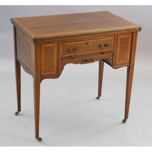 368 - An Edwardian satinwood banded mahogany games/drinks table,
with twin flap swivelling top concealing ... 