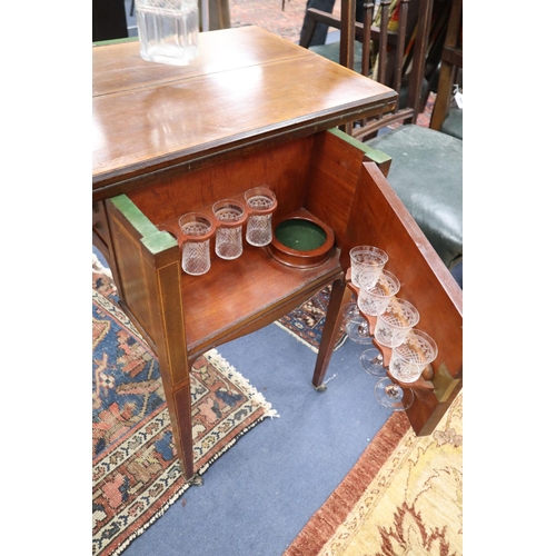 368 - An Edwardian satinwood banded mahogany games/drinks table,
with twin flap swivelling top concealing ... 