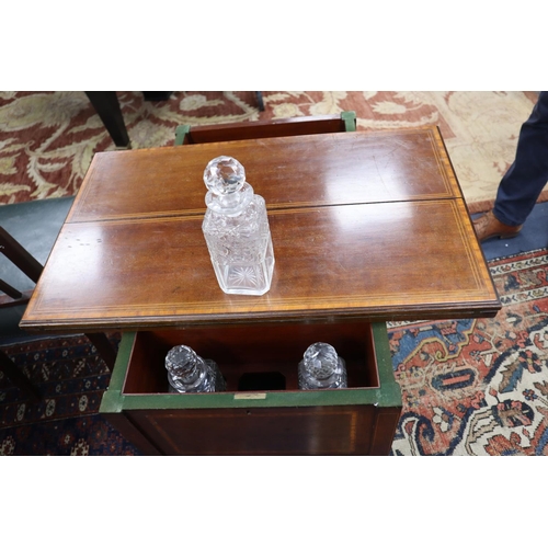 368 - An Edwardian satinwood banded mahogany games/drinks table,
with twin flap swivelling top concealing ... 