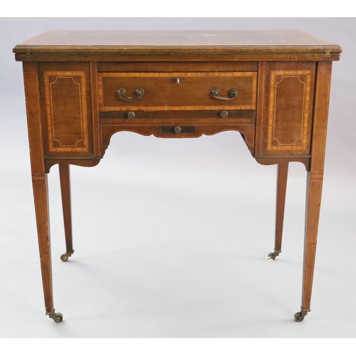 368 - An Edwardian satinwood banded mahogany games/drinks table,
with twin flap swivelling top concealing ... 