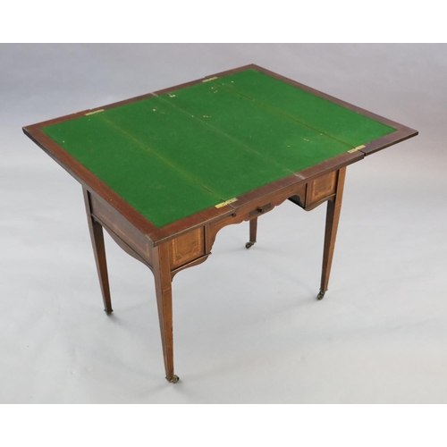 368 - An Edwardian satinwood banded mahogany games/drinks table,
with twin flap swivelling top concealing ... 