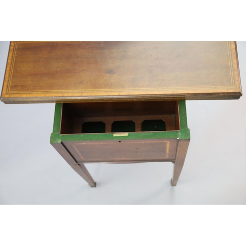 368 - An Edwardian satinwood banded mahogany games/drinks table,
with twin flap swivelling top concealing ... 