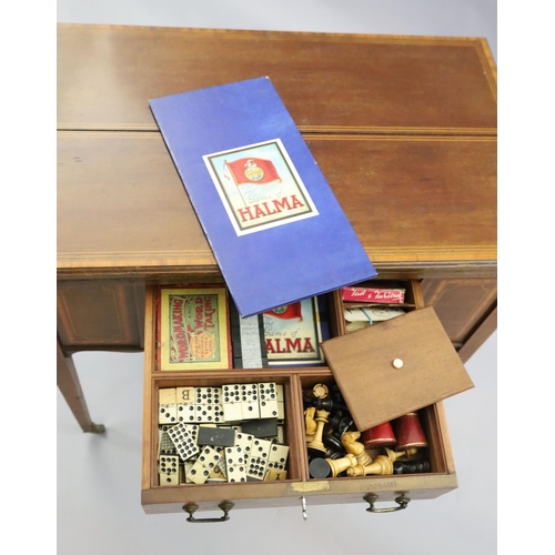 368 - An Edwardian satinwood banded mahogany games/drinks table,
with twin flap swivelling top concealing ... 