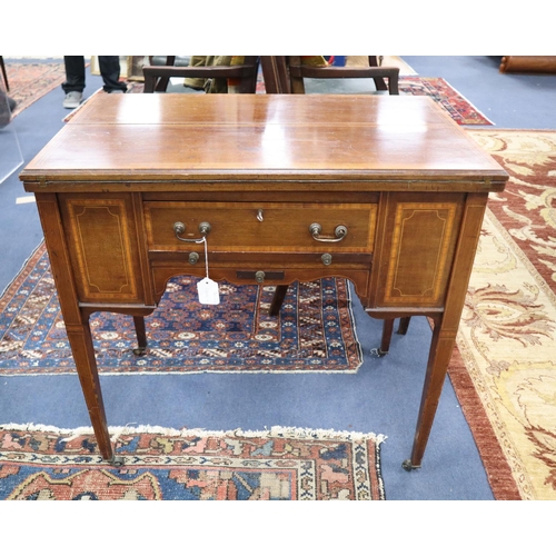 368 - An Edwardian satinwood banded mahogany games/drinks table,
with twin flap swivelling top concealing ... 