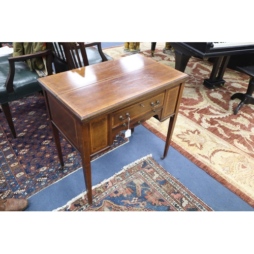 368 - An Edwardian satinwood banded mahogany games/drinks table,
with twin flap swivelling top concealing ... 