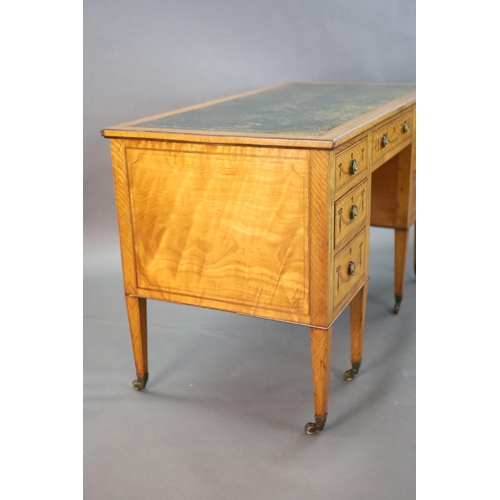 372 - An Edwardian Edwards & Roberts marquetry inlaid satinwood kneehole desk, with tooled green skiver an... 