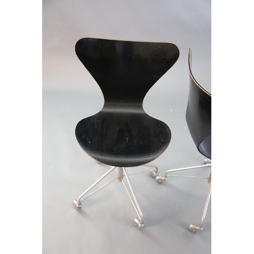 381 - A pair of Arne Jacobsen-style Fritz Hansen 3177 ebonised bentwood revolving desk chairs, on chromed ... 