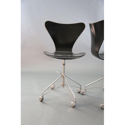 381 - A pair of Arne Jacobsen-style Fritz Hansen 3177 ebonised bentwood revolving desk chairs, on chromed ... 