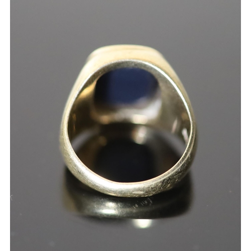 524 - An early-mid 20th century 14ct gold and blue sardonyx set signet ring, the matrix carved with ornate... 