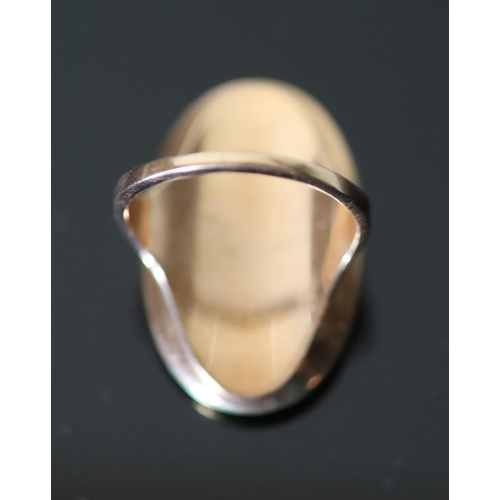 531 - A 19th century gold and oval cameo sardonyx set ring, carved with the bust of a lady to sinister, si... 