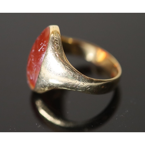 533 - A Victorian 18ct gold and oval intaglio 'two way' agate ring, carved with black and caucasian gentle... 