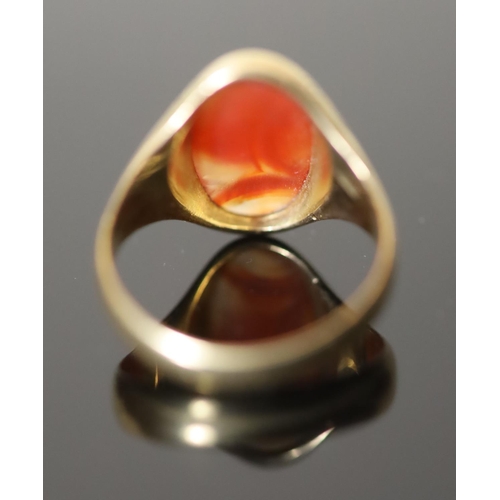 533 - A Victorian 18ct gold and oval intaglio 'two way' agate ring, carved with black and caucasian gentle... 