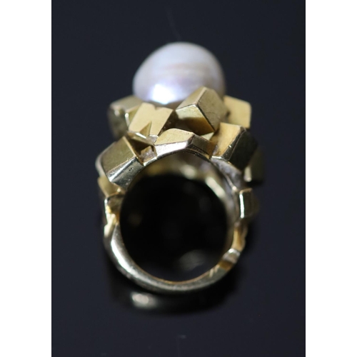 589 - A modern continental 18ct gold (stamped 750) and baroque cultured pearl set modernist dress ring, si... 