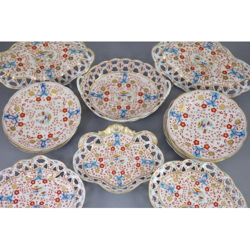 77 - A rare Chamberlains Worcester Kakiemon pattern part dessert service, c.1820, each piece painted to t... 