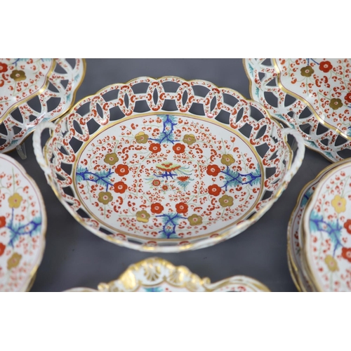 77 - A rare Chamberlains Worcester Kakiemon pattern part dessert service, c.1820, each piece painted to t... 